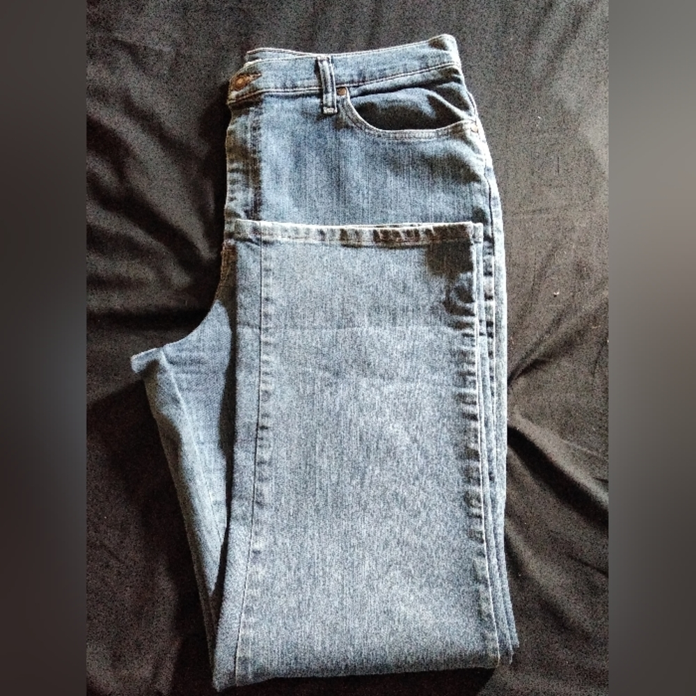 Lee Jeans Relaxed Fit Size 18 Med Wash 5 Pocket Zip and Button Closure